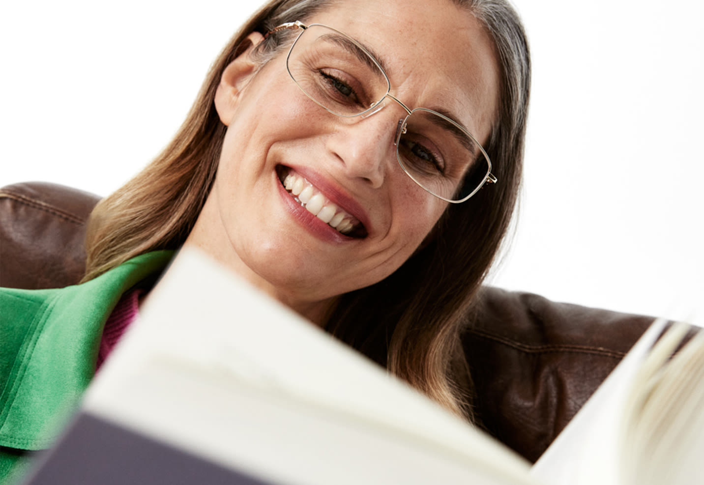 Frau liest mit lesebrillen