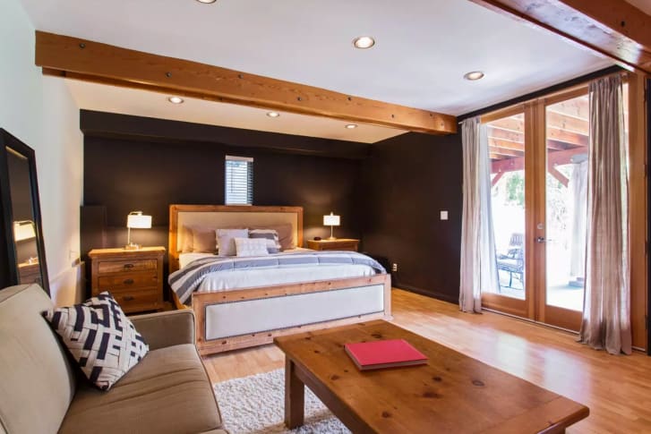 Silver Lake, modern studio apartment with huge private garden patio.