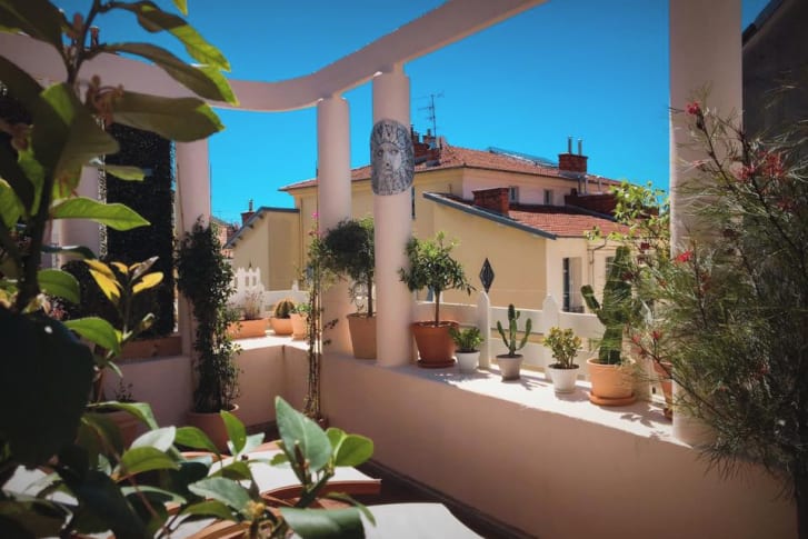 CAMERA CON TERRAZZA A NIZZA, a 5 minuti dalla spiaggia