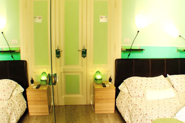 Green room Trastevere area stay with a local 