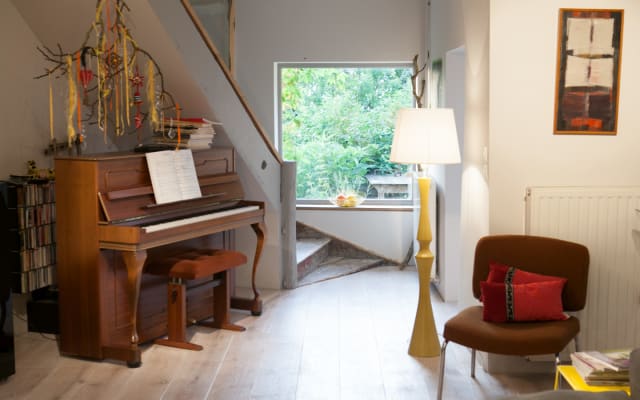MAISON DESIGN DANS LA CAMPAGNE CALME (AVEC PIANO)
