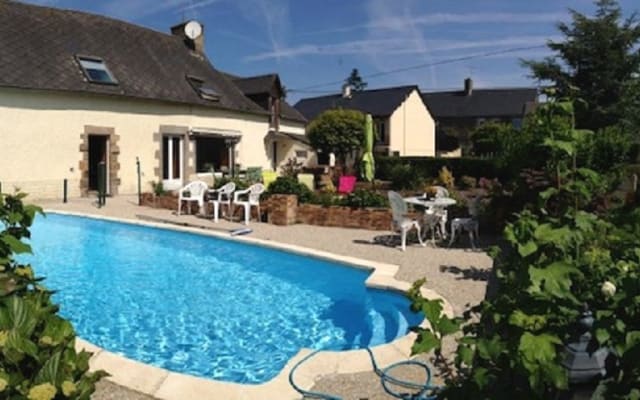 House and swimming pool in Mont-St-