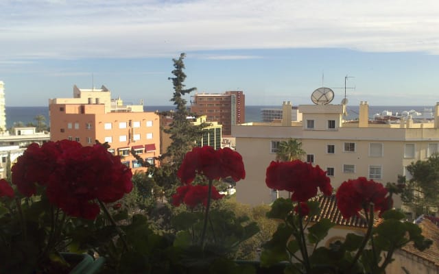 QUARTO GRANDE NUM APARTAMENTO CENTRAL COM VISTAS E TERRAÇO