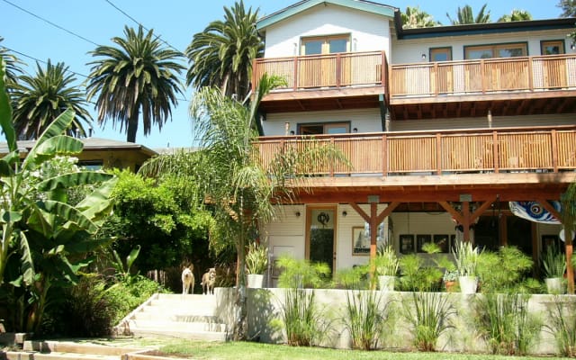 Chris's listing on misterb&b - h********_b83dac3f8c3dac******** d3f7b05637f7a884f03