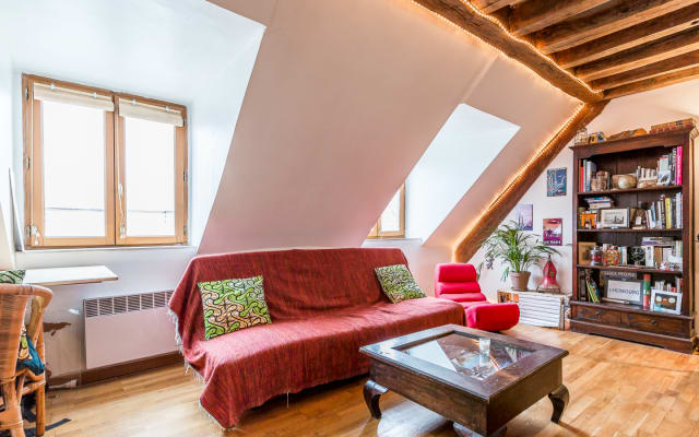 Schöner Blick über die Dächer von Paris, in der Nähe des Marais