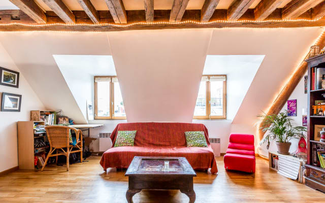 Schöner Blick über die Dächer von Paris, in der Nähe des Marais