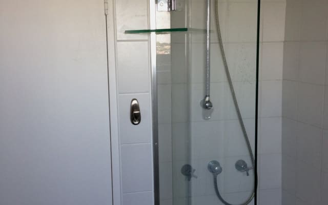 Vue imprenable sur la ville, le pont de l'Anzac et les montagnes bleues - 1 RDC d'un appartement de 2 RDC - Photo 16