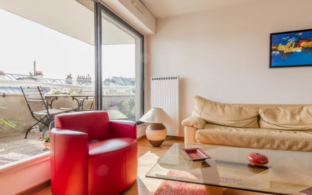 Large 2 rooms with sunny terrace and great view on Paris