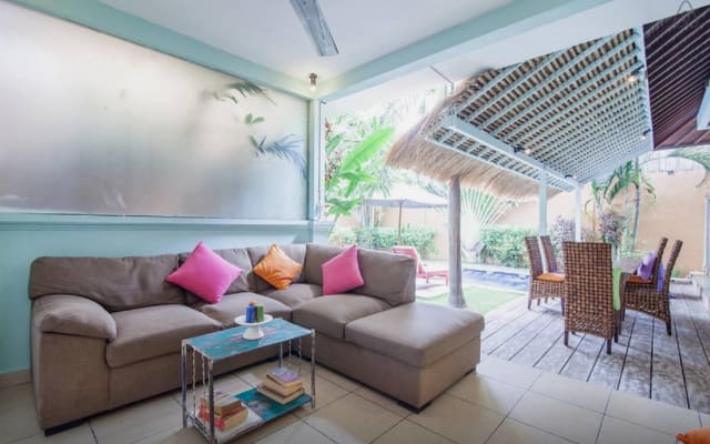 Flippige private Seminyak-Villa mit Pool am ruhigen Ende der Straße...