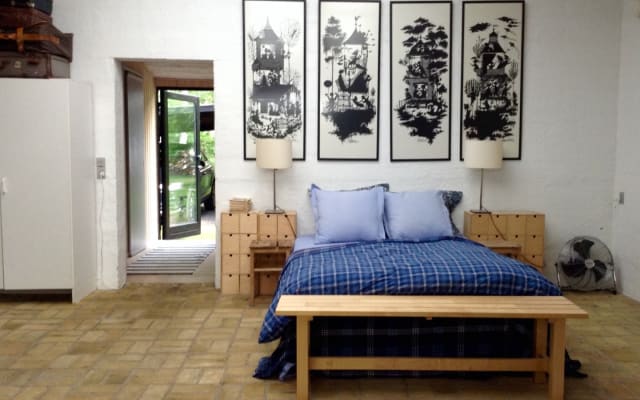 Bed & Breakfast in einem Künstleratelier in den Wäldern