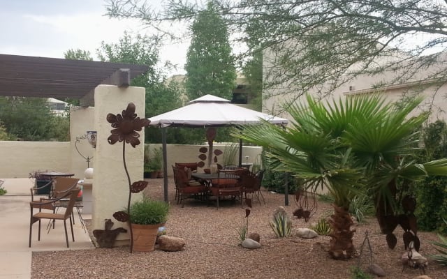 Beautiful Room in Private Home with Balcony, Hot tub, Community Pool