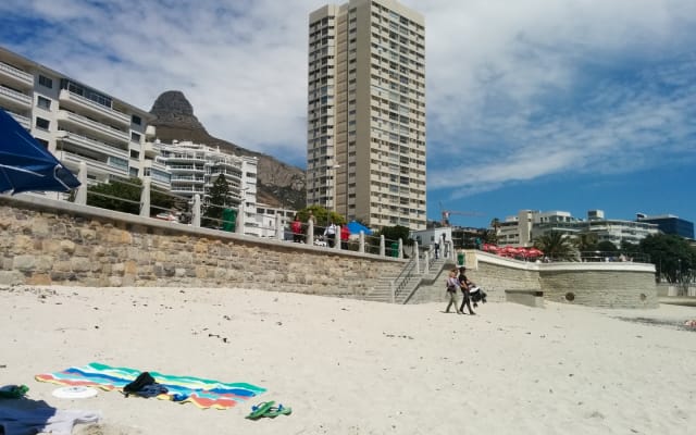Beachfront Double Room in Trendy Sea Point, Stunning Views - Picture 15