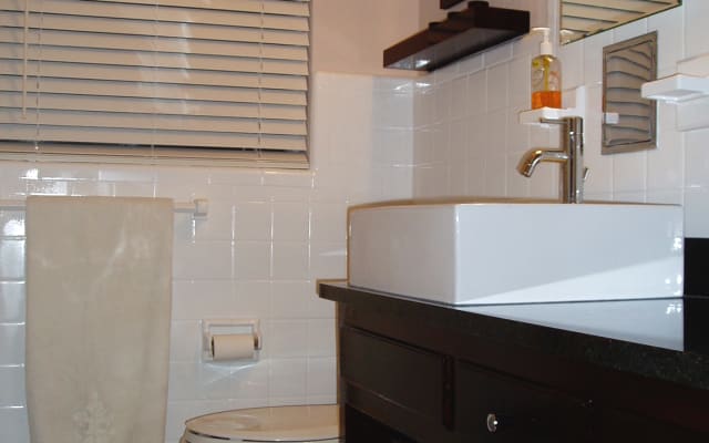 Private Queen Room in Comfortable home very close to Downtown Tampa.