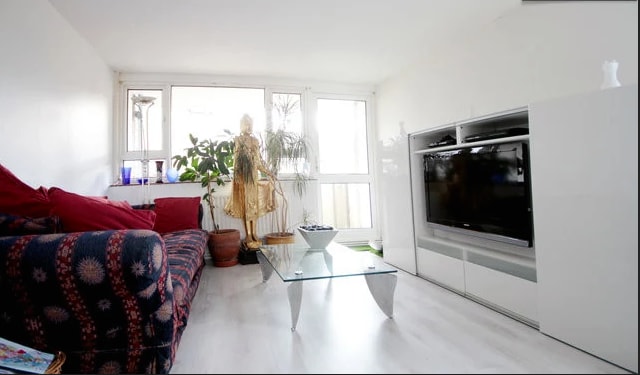 Modern, relaxing, central room - Picture 8