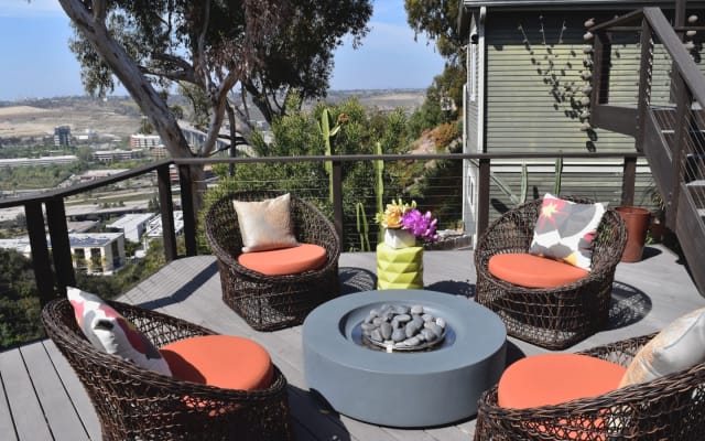 Studio de luxe moderne avec terrasse privée donnant sur le canyon.