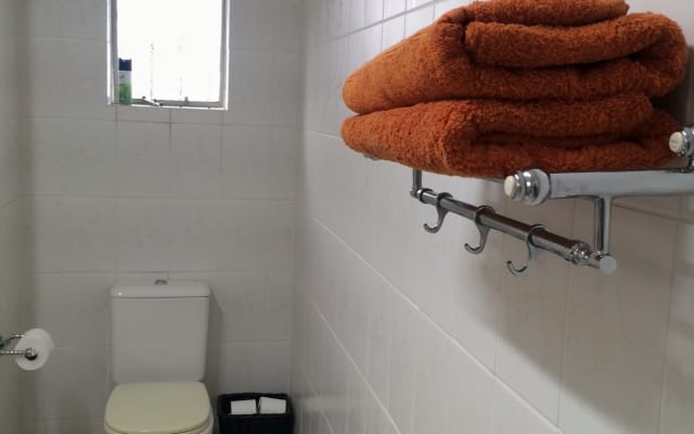 Quarto seguro, espaçoso e com casa de banho privativa - Área da...