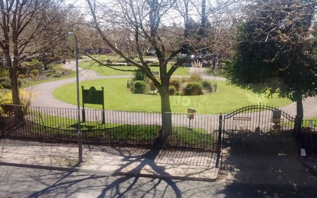 Spacious Double room in newly decorated Victorian house. 3 min walk to 