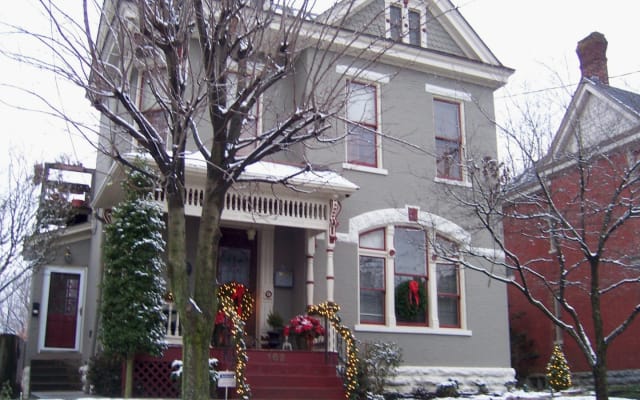 Downtown Historic 3-Bedroom Apt near UK, Bourbon Trail, Horse Farms