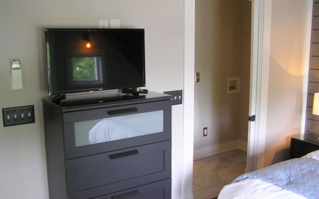 Annonce de Bobby sur misterb&b - TV pour le salon et le coin nuit avec commode.