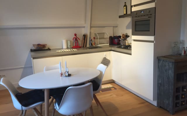 Top floor apartment in hip De Pijp area