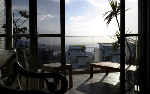 Chambre d'appartement calme avec vue splendide sur la montagne et l'océ