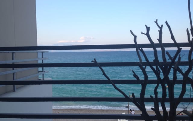 SUITE DE DESIGN COM VISTA PARA O MAR EM KIATO BEACH
