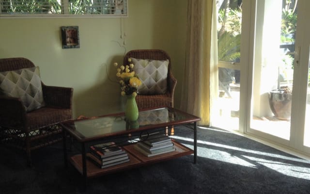 Camera confortevole, elegante e moderna in casa di città