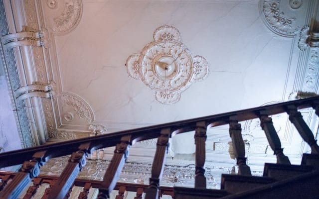 Expérimenter les couleurs d'un séjour dans une maison centenaire