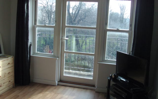 HOLLAND PARK/ DOUBLE ROOM WITH BALCONY.  W11.
