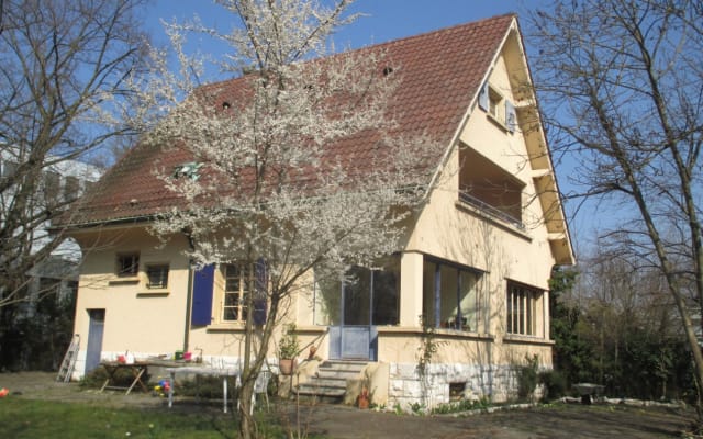 Chambre avec terrasse, maison rustique en cohabitation et avec jardin