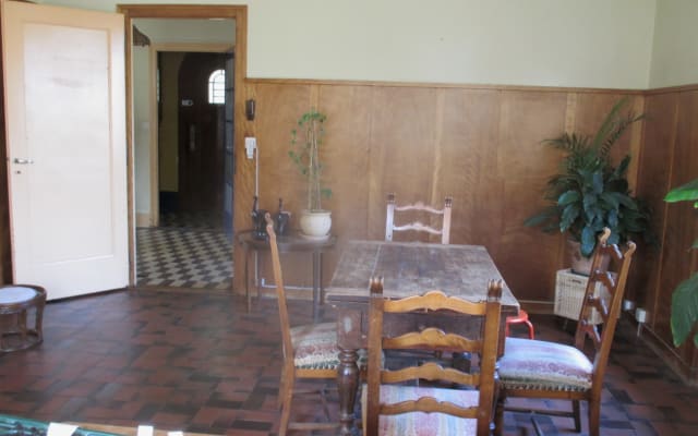 Chambre avec terrasse, maison rustique en cohabitation et avec jardin