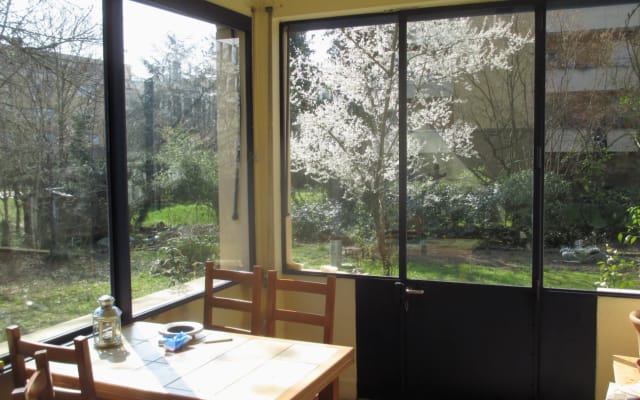 Chambre avec terrasse, maison rustique en cohabitation et avec jardin