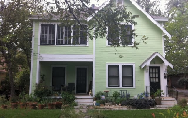 Sunny Upstairs Flat in Central Austin