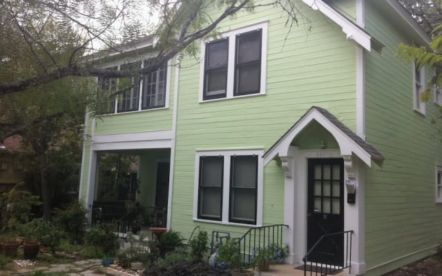 Sunny Upstairs Flat in Central Austin