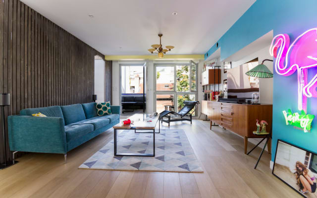 Eiffel Tower Jacuzzi Luxury Apartment
