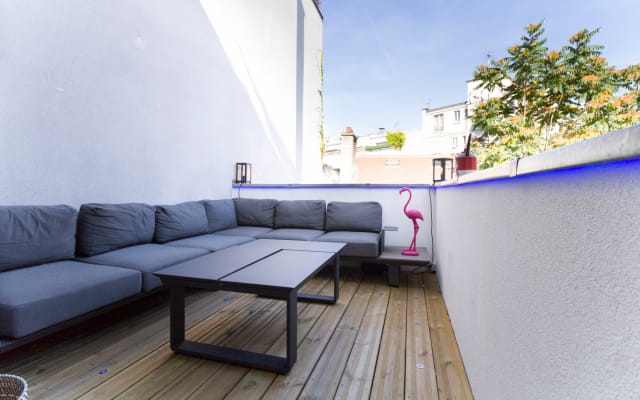 Eiffel Tower Jacuzzi Luxury Apartment