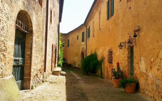 Castello di Montelifré - Un luogo di soggiorno autentico con vista...