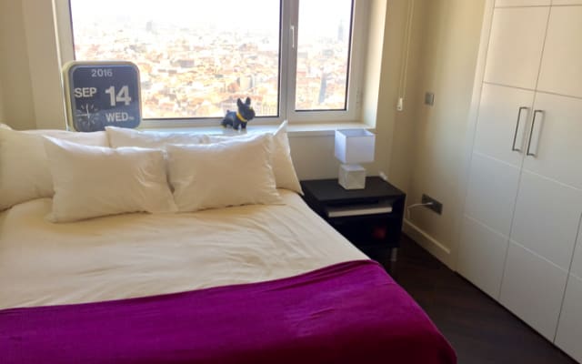 L'immeuble résidentiel le plus haut de Madrid. Chambre avec salle de...