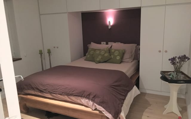 Großes Zimmer am Flussufer, historischer Blick
