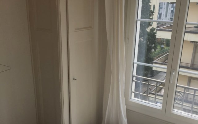 aluguer de pequeno quarto duplo em apartamento central