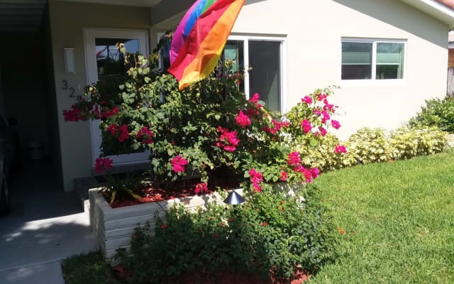 Quarto e casa de banho privativos em Wilton Manors.