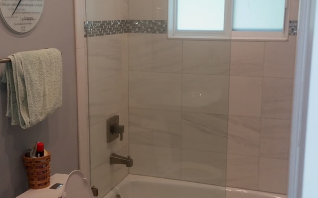 Chambre et salle de bain privées à Wilton Manors.