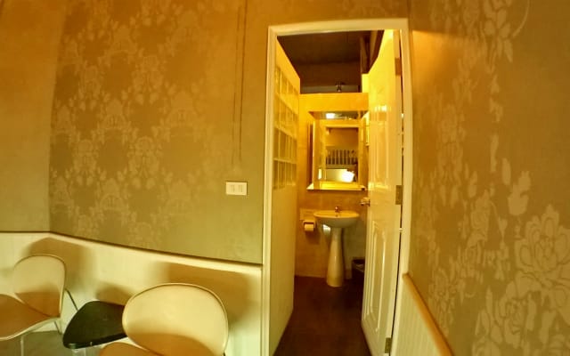 4 Bed in a Boutique Private Room - Central Bangkok Free Breakfast & Wi-Fi - Picture 3