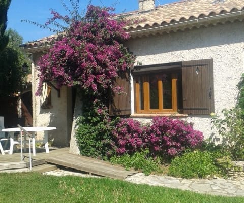 Casa unifamiliar con jardín sin vecinos