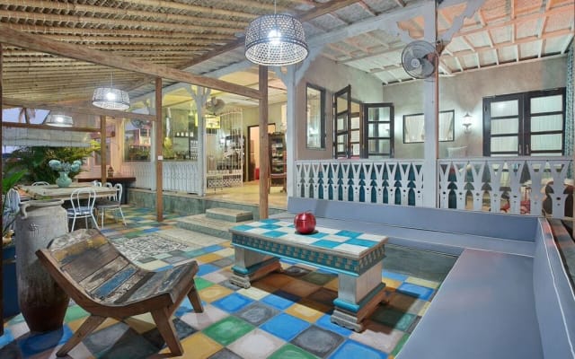 Chambre d'hôtes privée avec salle de bain, piscine et hôte sympathique dans une superbe villa - Photo 12