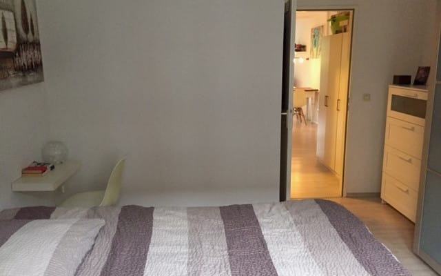 Bom quarto num apartamento perto do centro da cidade