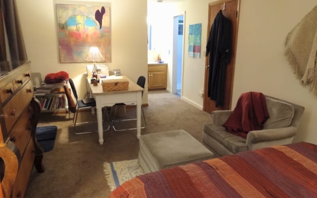 Hauptschlafzimmer mit eigenem Bad, Queen-Bett, Terrasse, Blick auf den