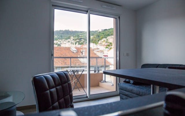 Klimatisiertes Studio in ruhiger Lage, Mezzanine und Balkon