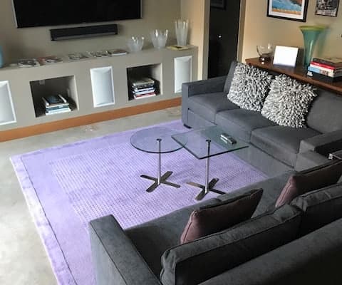 Privates Zimmer/Bad mit Terrasse in einem luxuriösen Haus, Kleidung...