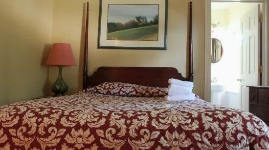 Charming Bed and Breakfast Minutes from Beaches and Shops!